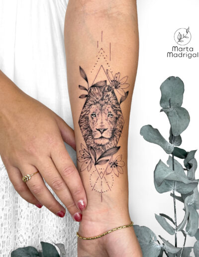 Tatouage lion bras femme