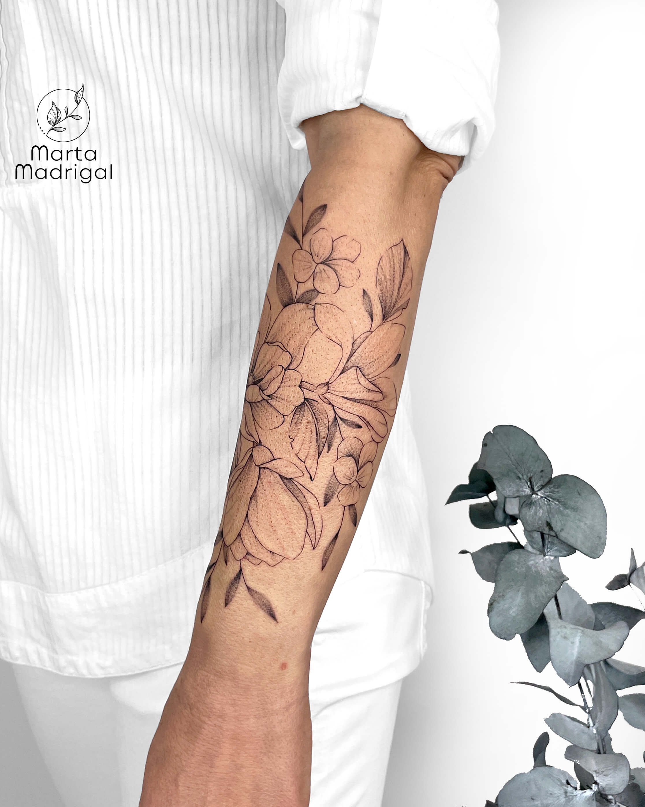 Tatouage fleurs magnolias et pensées