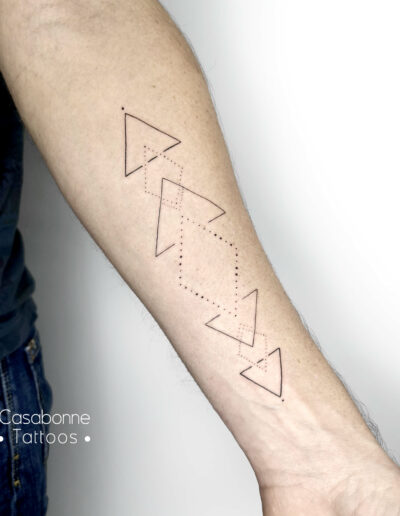 Tatouage géométrique triangle