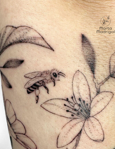 Tatouage abeille et fleurs
