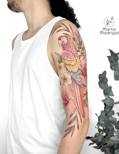 Tatouage perroquet et fleurs homme