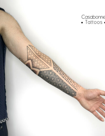 Tatouage pointillisme géométrique mandala bras