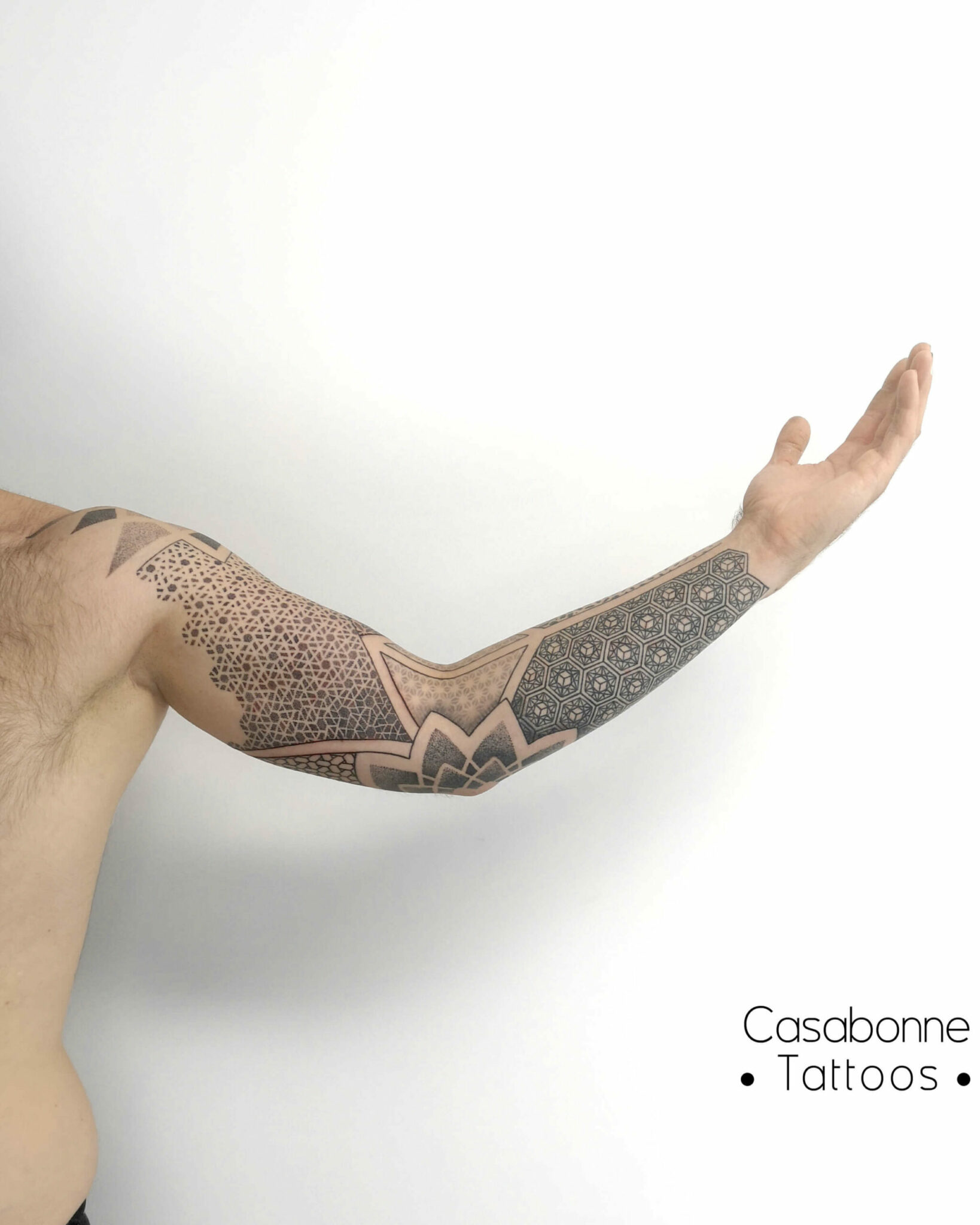 Tatouage géométrique bras homme
