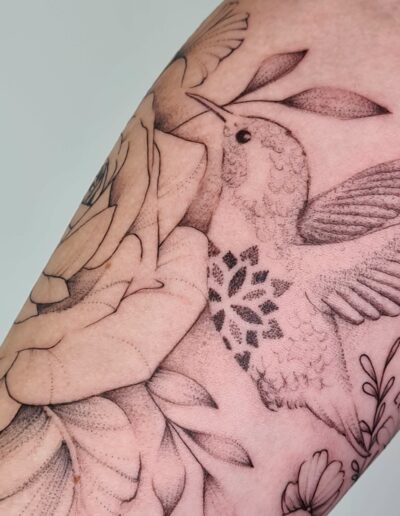 Tatouage colibri et fleur