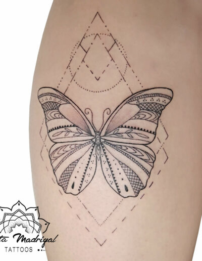 Tatouage pointillisme papillon