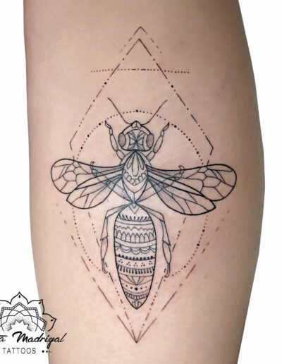 Tatouage pointillisme abeille