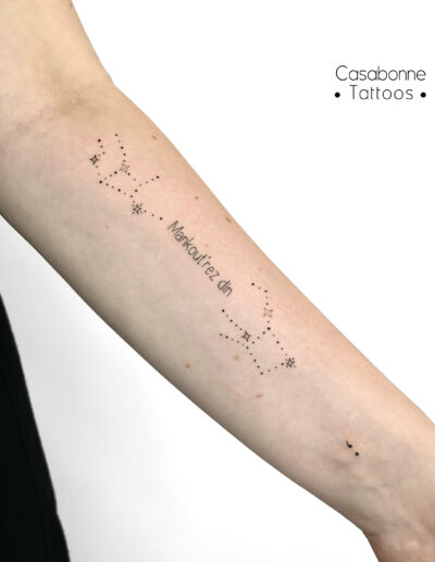Tatouage constellations écriture