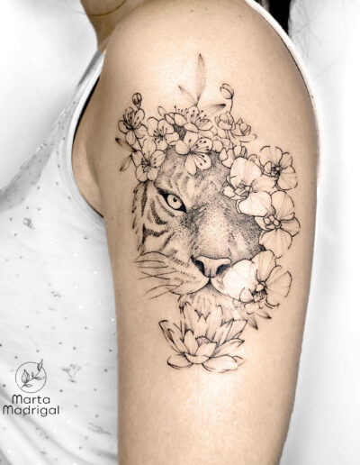 Tatouage floral tigre