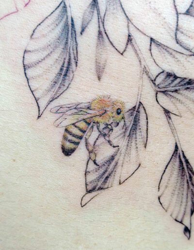 Tatouage abeille et feuilles