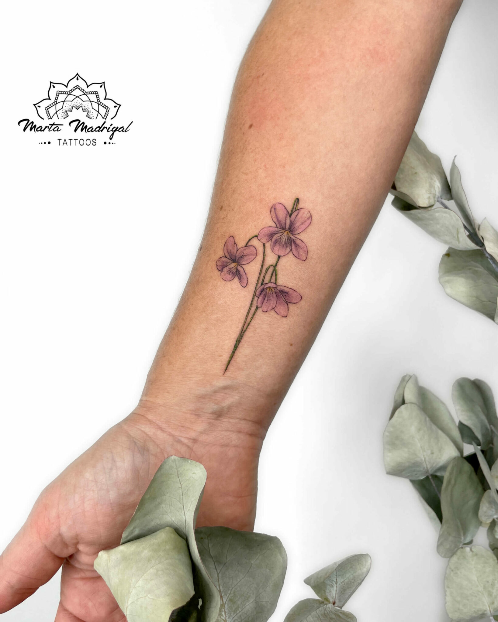 Tatouage floral violettes