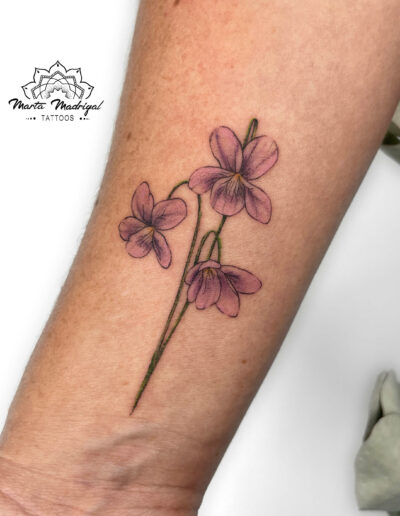 Tatouage floral violettes