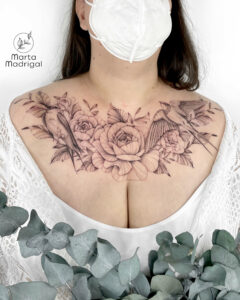 Tatouage floral hirondelles