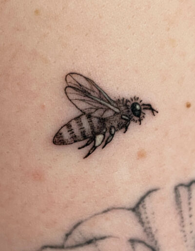 Tatouage abeille femme