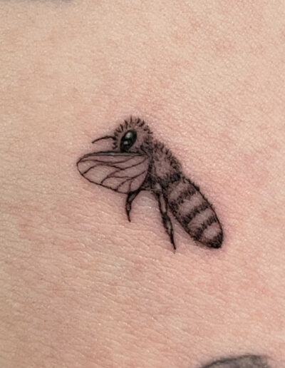 Tatouage abeille avec détails