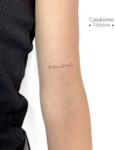 Tatouage du mot 'amour', sur le bras, à Toulouse