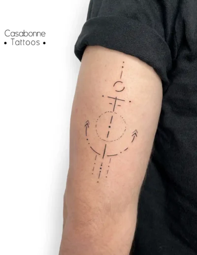 Tatouage d'une ancre avec un cercle en morse, sur l'avant-bras, à Toulouse