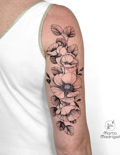 Tatouage d'anemones et d'un coquelicot sur le haut du bras, a Toulouse