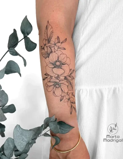 Tatouage d'anemones et de jasmin sur l'avant-bras, a Toulouse