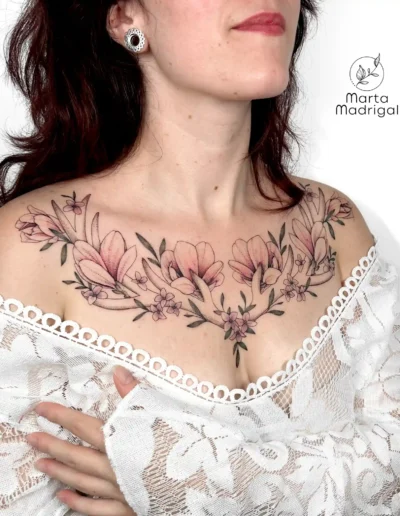 Tatouage de bois de cerf entourés de magnolias, sur la poitrine, à Toulouse