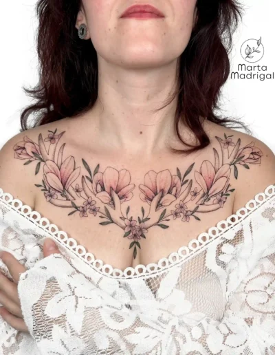 Tatouage de bois de cerf entourés de magnolias, gros plan, sur la poitrine, à Toulouse