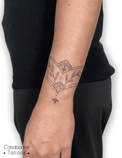 Tatouage bracelet floral dotwork, sur le poignet, à Toulouse