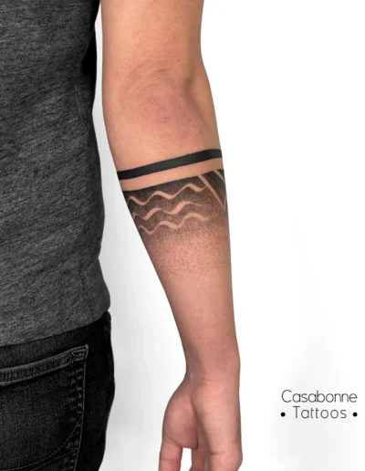Tatouage brassard dotwork de vagues, sur le bras, à Toulouse