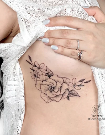 Tatouage de camelia et de jasmin sur les cotes, a Toulouse