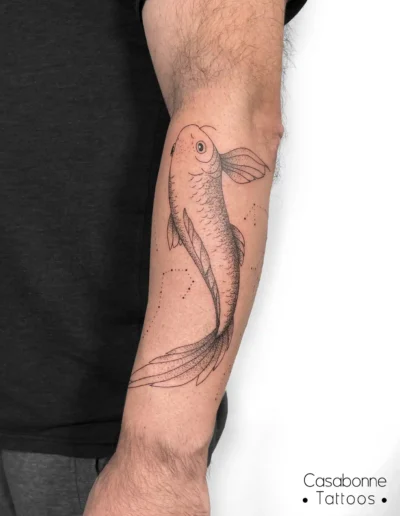 Tatouage d'une carpe koï avec une constellation, sur le bras, à Toulouse