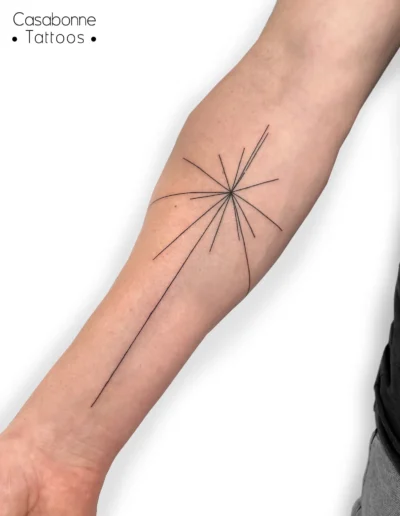 Tatouage inspiré de la carte des pulsars de la plaque de Pioneer, sur l'avant-bras, à Toulouse