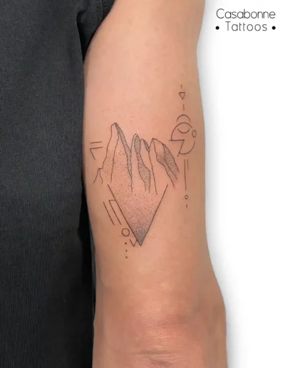 Tatouage géométrique du Cerro Torre, sur le bras, à Toulouse