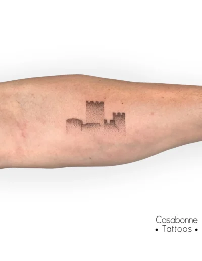 Tatouage dotwork du château de Saissac, sur l'avant-bras, à Toulouse