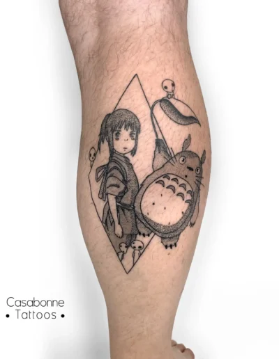 Tatouage dotwork de Chihiro et Totoro dans un triangle, sur la jambe, à Toulouse
