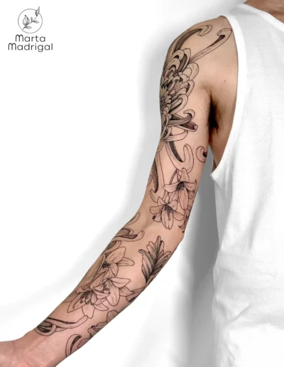 Tatouage manchette de chrysanthemes et de belladone sur le bras entier, a Toulouse