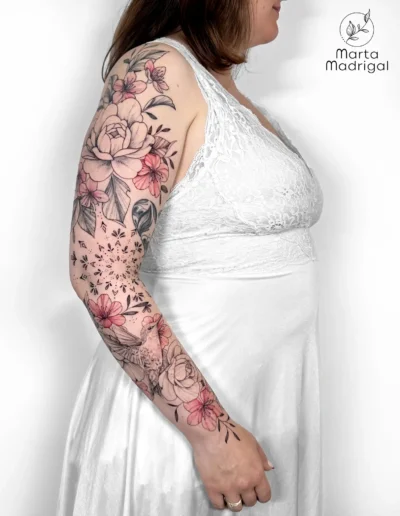 Tatouage manchette avec un colibri, un mandala et des roses, sur le bras entier, à Toulouse