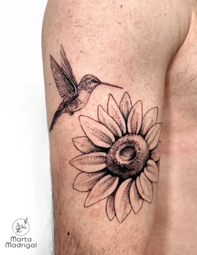Tatouage d'un colibri butinant un tournesol, sur le bras, à Toulouse