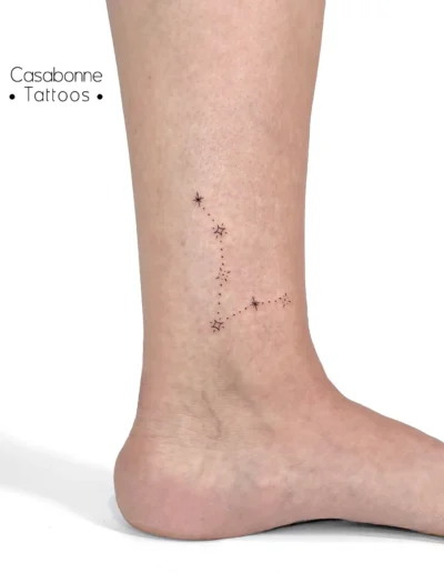Tatouage d'une constellation en forme de lettre 'L', sur la cheville, à Toulouse