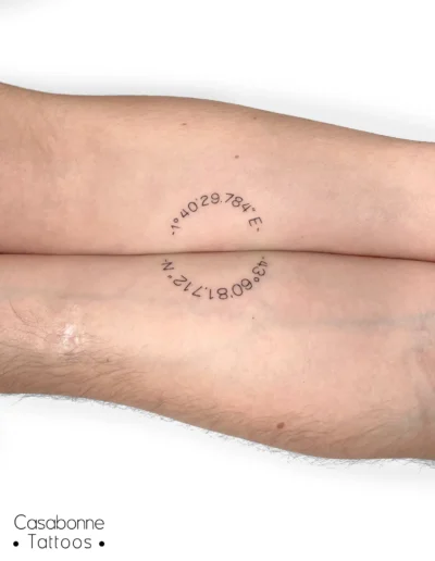 Tatouage assorti de coordonnées GPS en cercle, sur l'avant-bras, à Toulouse (tatouage en duo)