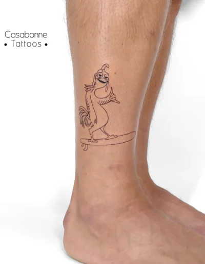 Tatouage ligne fine d'un coq surfeur (personnage Chicken Joe), sur la jambe, à Toulouse