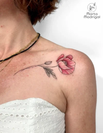 Tatouage d'un coquelicot rouge en couleur sur la clavicule et l'epaule, a Toulouse