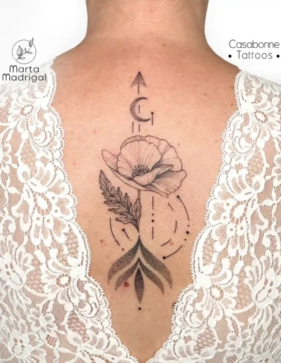 Tatouage coquelicot et motif geometrique sur la nuque, a Toulouse