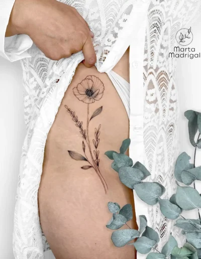 Tatouage d'un coquelicot et de lavande sur la hanche, a Toulouse