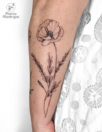 Tatouage manchette de coquelicot et de lavande sur le bras entier, a Toulouse