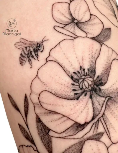 Tatouage de coquelicots et d'une petite abeille, sur l'avant-bras, à Toulouse