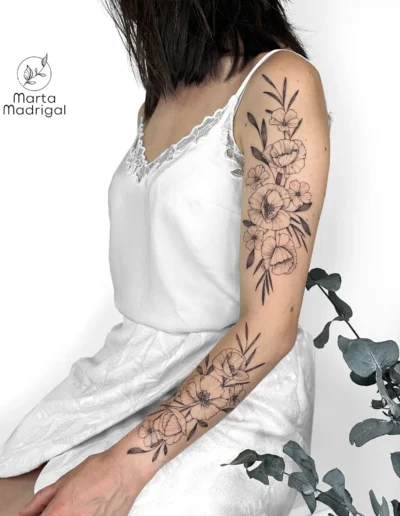 Tatouage manchette de coquelicots sur le bras entier, a Toulouse