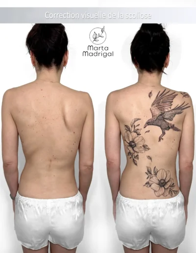 Tatouage d'un corbeau et de fleurs d'anémones sur le dos, correction visuelle de scoliose à Toulouse