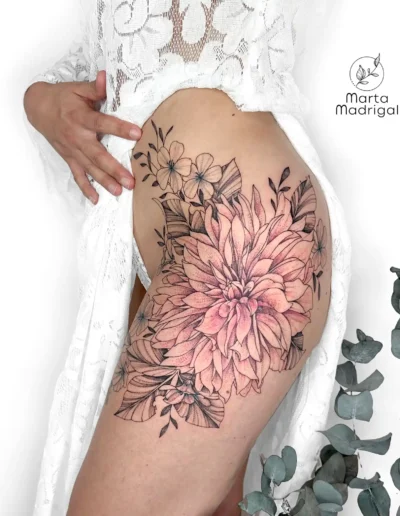 Tatouage d'un grand dahlia avec petites fleurs sur la hanche, a Toulouse