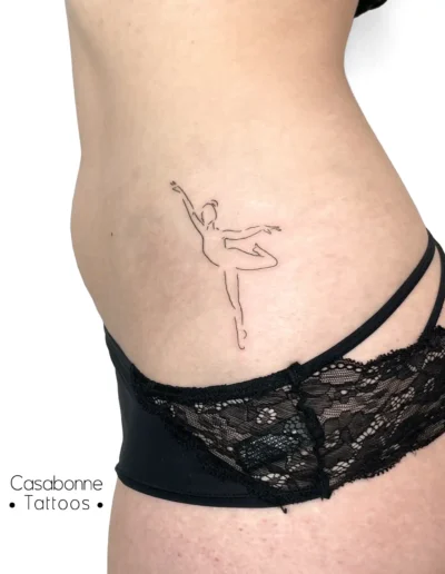 Tatouage ligne fine d'une danseuse de ballet, sur la hanche, à Toulouse