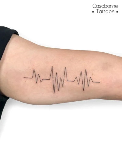 Tatouage ligne fine d'un électrocardiogramme, sur l'avant-bras, à Toulouse