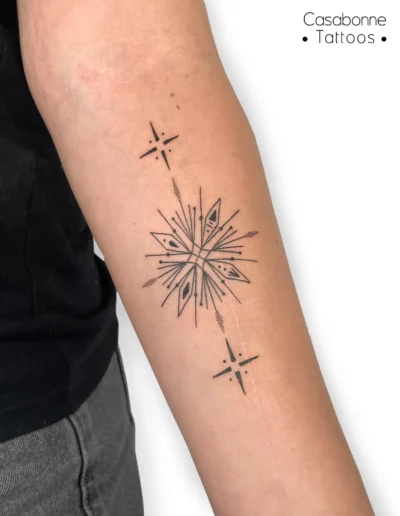Tatouage d'étoiles filantes, sur l'avant-bras, à Toulouse