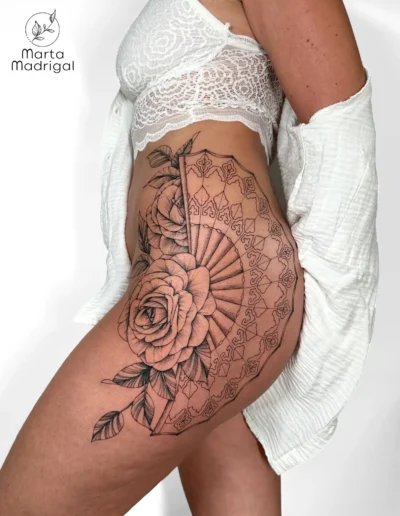 Tatouage d'un éventail façon dentelle, sur la hanche et la cuisse, à Toulouse